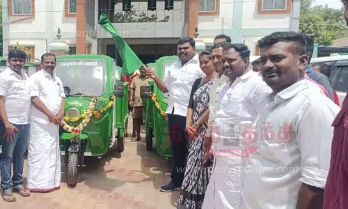 நகராட்சி தூய்மை பணிகளுக்கு பேட்டரி வாகனங்கள் வழங்கல்