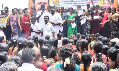 தி.மு.க. மகளிர் அணி கண்டன ஆர்ப்பாட்டம்