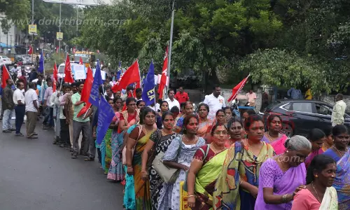 அரசு ஊழியர்கள் ஊர்வலம்