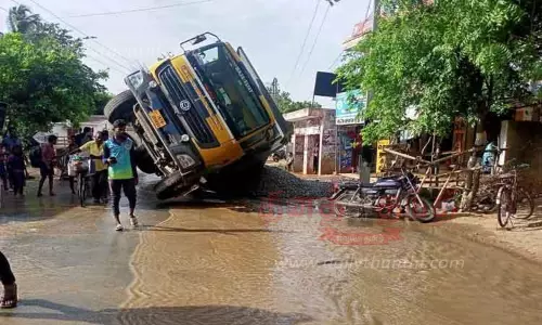 குடிநீர் குழாய் உடைப்பில் ஏற்பட்ட பள்ளத்தில் லாரி சிக்கியது