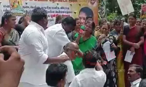 தி.மு.க. செயலாளரிடம் மைக்கை பிடுங்கிய மாவட்ட பஞ்சாயத்து தலைவியால் பரபரப்பு