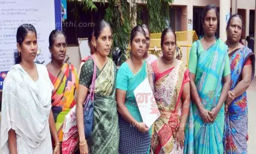 பொதுமக்கள் குறைதீர்க்கும் நாள் கூட்டம்: கருணை அடிப்படையில் அரசு வேலை வழங்க வேண்டும்  பெண்கள் கோரிக்கை மனு