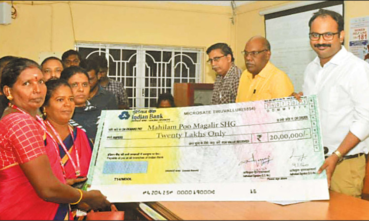 மக்கள் குறைதீர்க்கும் நாள் கூட்டம் மகளிர் சுய உதவி குழுக்களுக்கு ரூ.13½ கோடி கடனுதவி