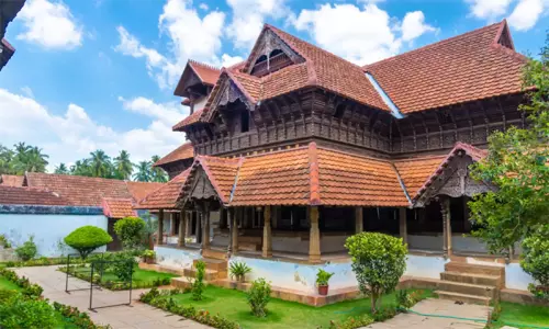 பத்மநாபபுரம் அரண்மனை ஊழியர்கள் போராட்டம் - சுற்றுலா பயணிகள் ஏமாற்றம்