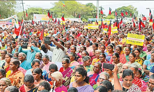 மணிப்பூர் வன்முறையை கண்டித்து தி.மு.க. மகளிர் அணி கண்டன ஆர்ப்பாட்டம் மணிப்பூர் வன்முறையை கண்டித்து தி.மு.க. மகளிர் அணி கண்டன ஆர்ப்பாட்டம்