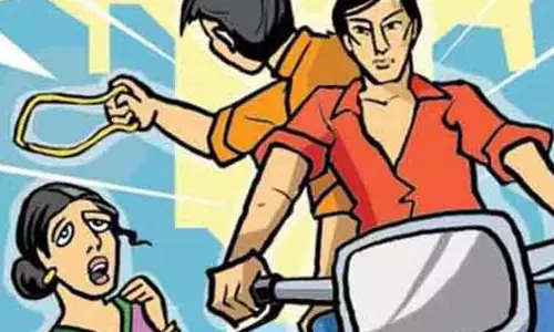 கோவிலுக்கு சாமி கும்பிட வந்த இடத்தில் மூதாட்டியிடம் தங்க சங்கிலி பறிப்பு கோவிலுக்கு சாமி கும்பிட வந்த இடத்தில் மூதாட்டியிடம் தங்க சங்கிலி பறிப்பு