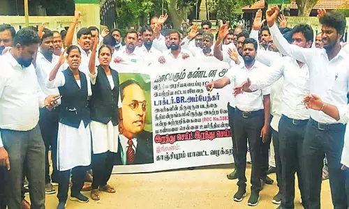 காஞ்சீபுரத்தில் வக்கீல்கள் கோர்ட்டை புறக்கணித்து கண்டன ஆர்ப்பாட்டம்