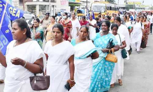 அரசு ஊழியர்கள் கவன ஈர்ப்பு பேரணி