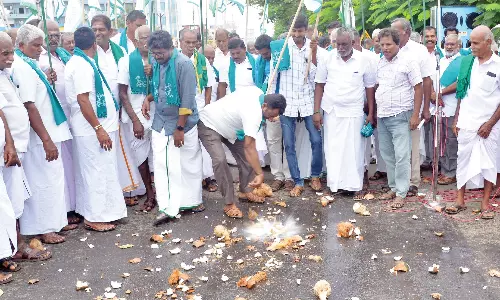 தேங்காய்களை உடைத்து விவசாயிகள் ஆர்ப்பாட்டம்