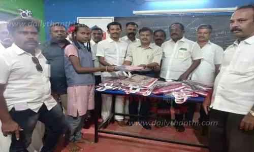 பள்ளி மாணவர்களுக்கு இலவச சீருடை பள்ளி மாணவர்களுக்கு இலவச சீருடை