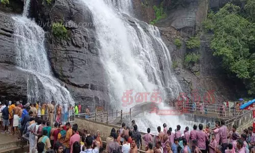 குற்றாலம் மெயின் அருவியில் சுற்றுலா பயணிகள் உற்சாக குளியல் குற்றாலம் மெயின் அருவியில் சுற்றுலா பயணிகள் உற்சாக குளியல்