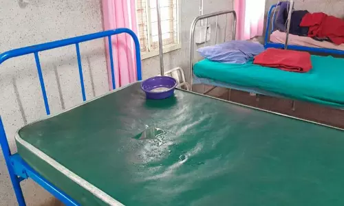 கூடலூர் அரசு ஆஸ்பத்திரிக்குள் கசியும் மழைநீர்-நோயாளிகள் அவதி