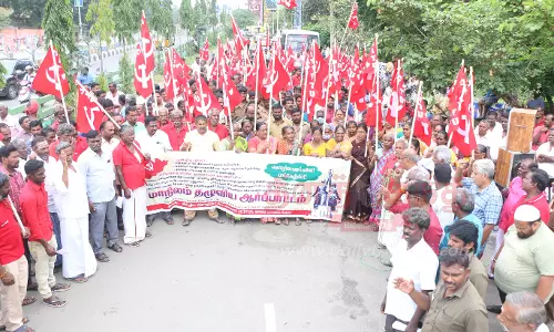 பெட்ரோல் விலையை குறைக்க கோரி ஆட்டோ தொழிலாளர்கள் ஆர்ப்பாட்டம்