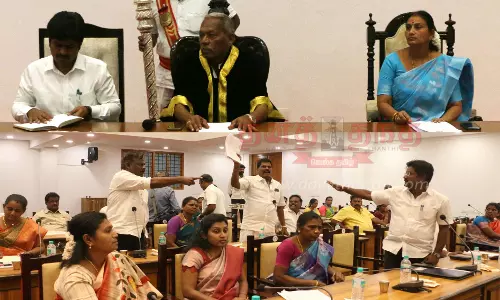 தொழில் வரி விவகாரம்: மாநகராட்சி கூட்டத்தில் தி.மு.க.-அ.தி.மு.க. வாக்குவாதம்-கவுன்சிலர்கள் வெளிநடப்பால் பரபரப்பு