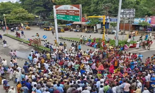 ஆனைமலையில் பொதுமக்கள் சாலை மறியல்