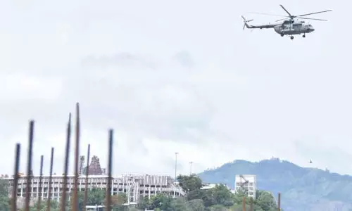 தாழ்வாக பறந்த ராணுவ ஹெலிகாப்டர்