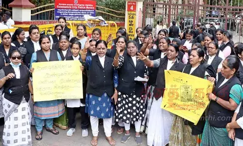 பெண் வக்கீல்கள் ஆர்ப்பாட்டம்