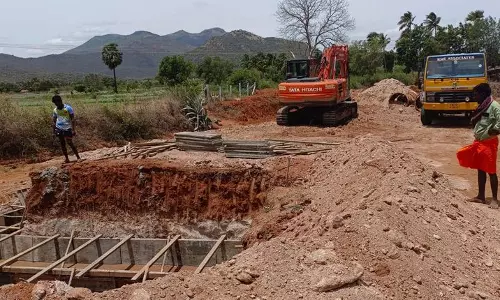 டி.சுப்புலாபுரம்-டி.பொம்மிநாயக்கன்பட்டி இடையே5 இடங்களில் பாலம் கட்டும் பணி