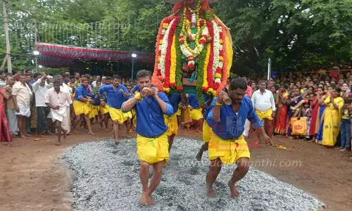 ராயக்கோட்டை அருகேஅம்மன் கோவில் திருவிழாபக்தர்கள் தீமிதித்து நேர்த்திக்கடன் ராயக்கோட்டை அருகேஅம்மன் கோவில் திருவிழாபக்தர்கள் தீமிதித்து நேர்த்திக்கடன்