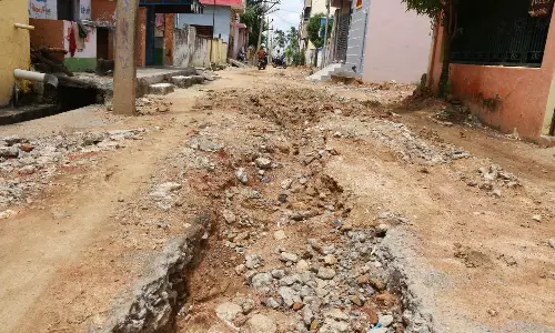 விழுப்புரம் நகரில்ஆமை வேகத்தில் நடைபெறும் பாதாள சாக்கடை திட்டப்பணிகள்கந்தலாகி கிடக்கும் சாலைகளால் அல்லல்படும் பொதுமக்கள்