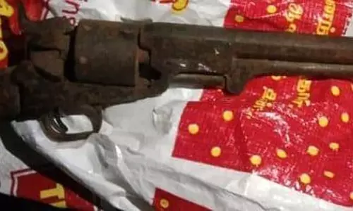 ரெயில்வே சுரங்கப்பாதை பணிக்காக தோண்டப்பட்ட பள்ளத்தில் கிடந்த கைத்துப்பாக்கி