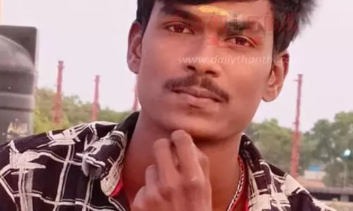 லாரி மோதி தனியார் நிறுவன ஊழியர் பலி