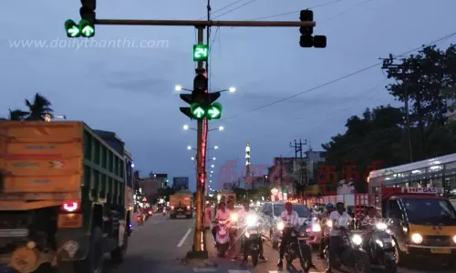 காட்சிப் பொருளாக இருந்த போக்குவரத்து சிக்னல் சீரமைப்பு காட்சிப் பொருளாக இருந்த போக்குவரத்து சிக்னல் சீரமைப்பு