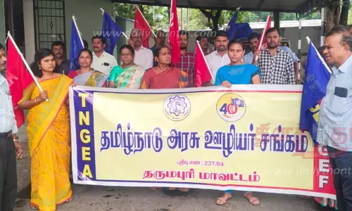 மணிப்பூர் சம்பவத்தை கண்டித்துதர்மபுரியில் அரசு ஊழியர்கள் ஆர்ப்பாட்டம்