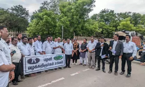 பழனியில் வக்கீல்கள் ஆர்ப்பாட்டம்