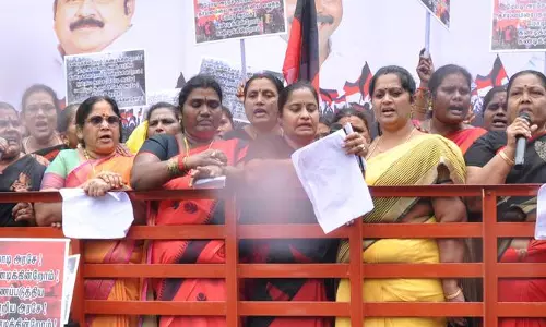 மணிப்பூர் கலவரத்தை கண்டித்துதர்மபுரியில் தி.மு.க. மகளிர் அணியினர் ஆர்ப்பாட்டம்