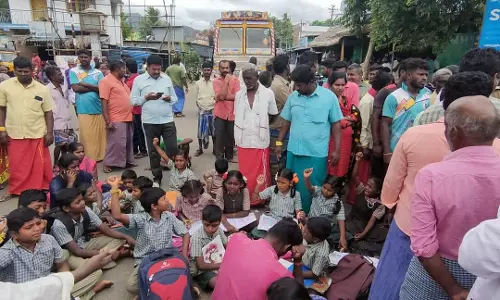 பழனி அருகே மணல் லாரிகளை சிறைபிடித்து பள்ளி மாணவர்கள் மறியல்