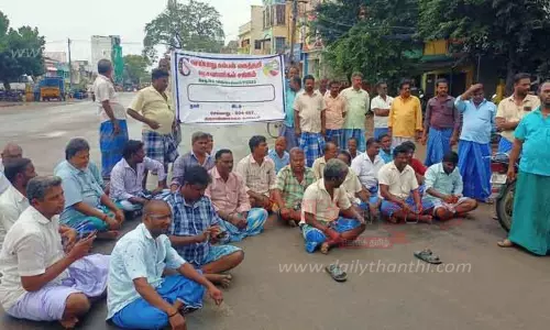 விசைத்தறியில் பட்டுச்சேைல உற்பத்தி செய்வதை கண்டித்து நெசவாளர்கள் மறியல்