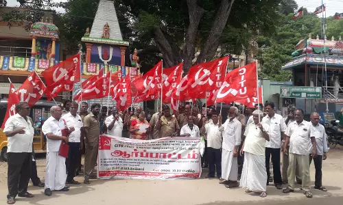 சி.ஐ.டி.யு. அமைப்புசாரா தொழிற்சங்கத்தினர் ஆர்ப்பாட்டம்