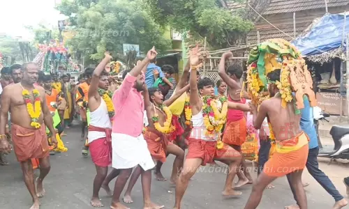 காவடி எடுத்து பக்தர்கள் நேர்த்திக்கடன்