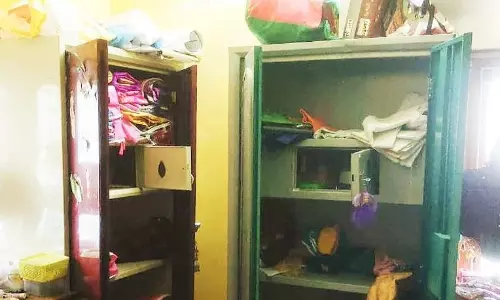 வீட்டு பூட்டை உடைத்து ரூ.2 லட்சம் நகை-பணம் திருட்டு