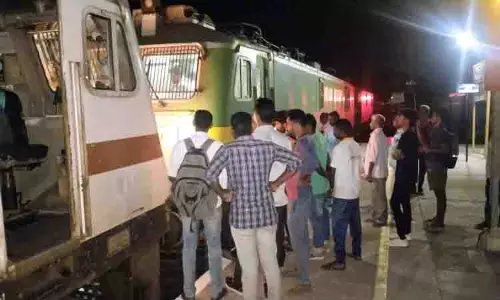 மங்களூரு-சென்னை எக்ஸ்பிரஸ் ரெயில் என்ஜினில் கோளாறு மங்களூரு-சென்னை எக்ஸ்பிரஸ் ரெயில் என்ஜினில் கோளாறு