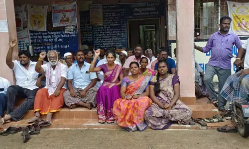 கலவை பேரூராட்சியில் தலைவர் தலைமையில் அ.தி.மு.க.வினர் உள்ளிருப்பு போராட்டம்