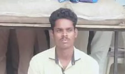 புகையிலை பொருட்கள் கடத்திய வாலிபர் கைது புகையிலை பொருட்கள் கடத்திய வாலிபர் கைது