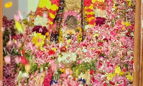 சேலத்தில் ஆடித்திருவிழா: கோட்டை மாரியம்மன் கோவிலில் பூச்சாட்டுதல் நிகழ்ச்சி-பக்தர்கள் நீண்ட வரிசையில் நின்று தரிசனம்