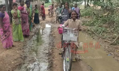 சாலையில் தேங்கி நிற்கும் கழிவுநீர்