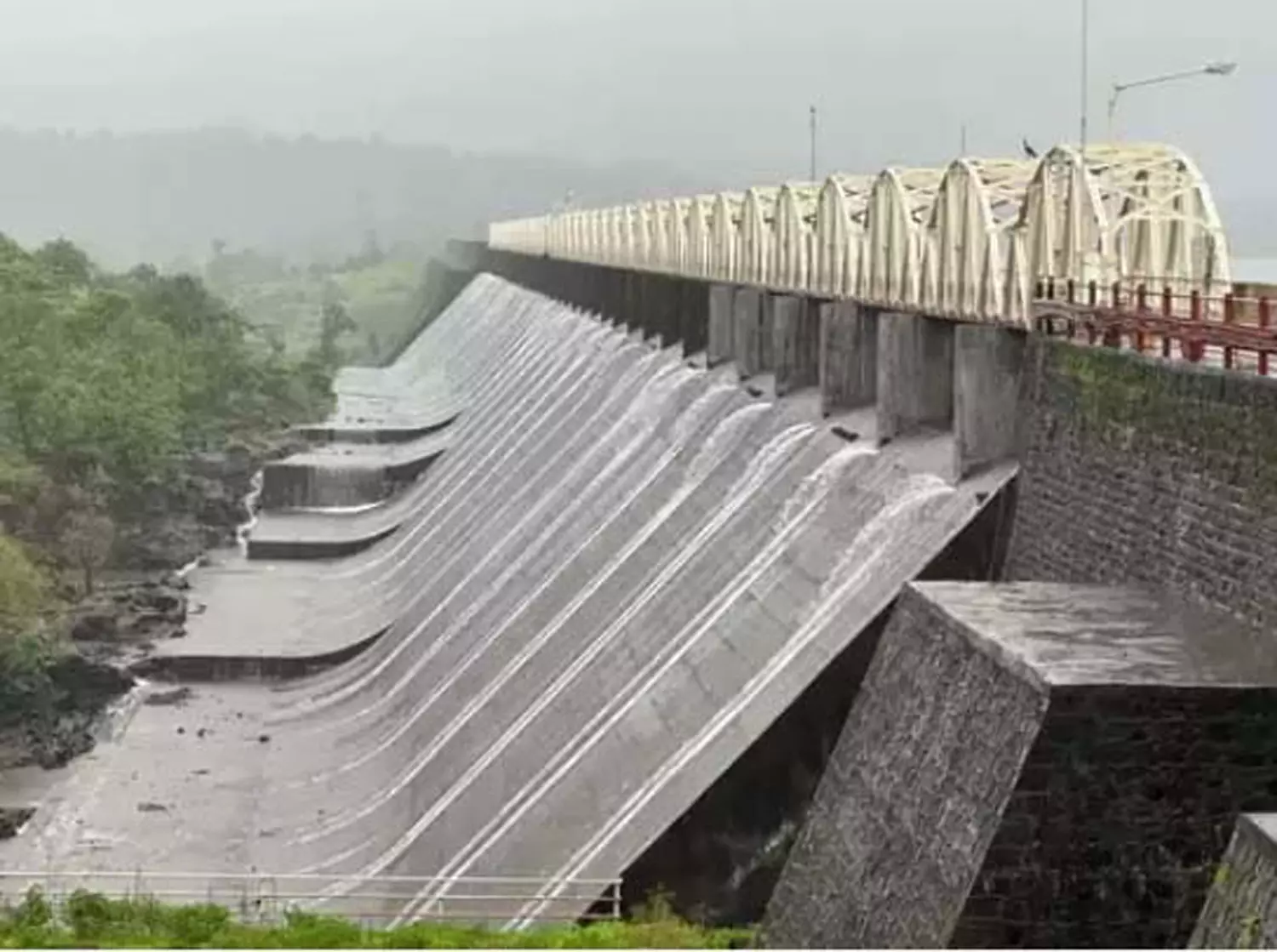 தொடர்மழை காரணமாக தான்சா, விகார் ஏரி நிரம்பியது தொடர்மழை காரணமாக தான்சா, விகார் ஏரி நிரம்பியது