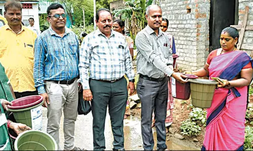 வீடுகள் தோறும் குப்பைகளை தரம் பிரித்து தர இரு வண்ண குப்பை தொட்டிகள்