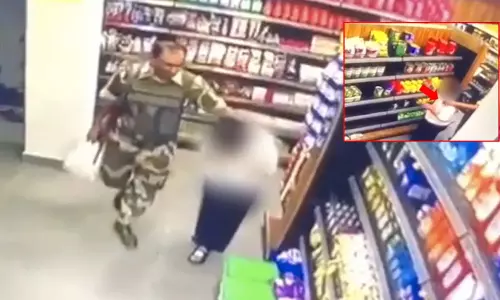 மணிப்பூர்: கடையில் பெண்ணிடம் பாலியல் அத்துமீறல்; பி.எஸ்.எப். வீரர் சஸ்பெண்டு மணிப்பூர்: கடையில் பெண்ணிடம் பாலியல் அத்துமீறல்; பி.எஸ்.எப். வீரர் சஸ்பெண்டு