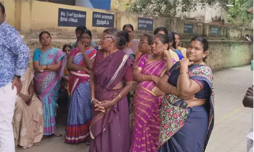 ஒரு நாள் ஆகியும் பிரேத பரிசோதனை நடைபெறாததை கண்டித்து உறவினர்கள் சாலைமறியல் செய்ய முயற்சி.