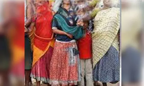 போலீஸ் நிலையத்தில் நரிக்குறவ பெண்கள் திரண்டதால் பரபரப்பு