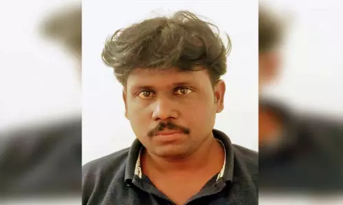 கிராம உதவியாளரை வெட்ட முயன்றவர் கைது