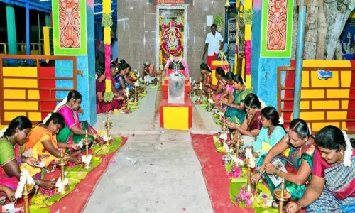 ஆறுமுகநேரி பத்திரகாளி அம்மன் கோவிலில் திருவிளக்கு பூஜை
