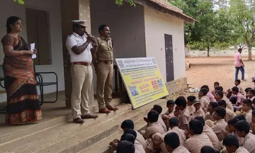 பள்ளி மாணவர்களுக்கு விழிப்புணர்வு பள்ளி மாணவர்களுக்கு விழிப்புணர்வு