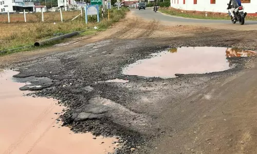 3 ரோடு சந்திப்பில் மோசமான சாலை