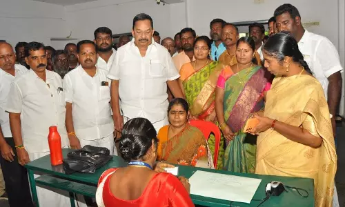 கலைஞர் மகளிர் உரிமைத்தொகை விண்ணப்பம் பதிவேற்றம் செய்யும் முகாமை அமைச்சர் காந்தி ஆய்வு